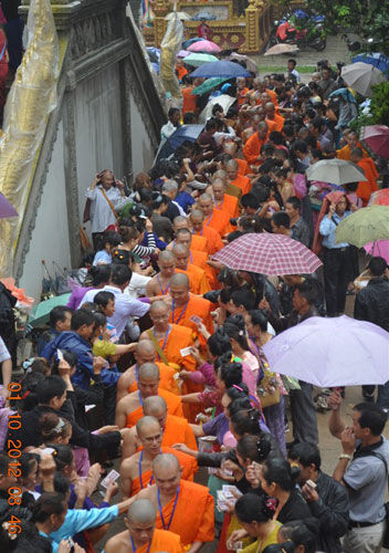 托钵法会现场 托钵法会现场