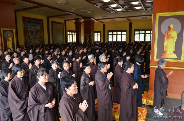 昼夜经行前,净业大众合掌排班肃立恭候法师进堂开示