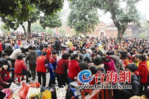 昨天又是农历腊月廿六，也是泉州开元寺历史悠久的勤佛日。成千上万携家带口的市民来泉州西街开元寺烧香、吃斋面祈福，热闹的人气中，也透露出一股越来越浓的年味。
