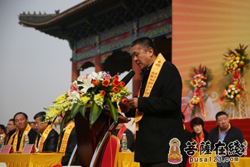 中国佛教协会副秘书长、河北省佛教协会副会长兼秘书长肖占军居士主持大会并致欢迎词