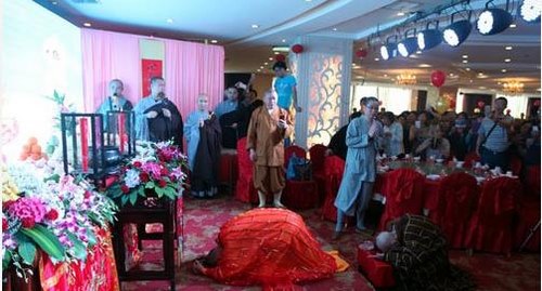 虔诚礼拜(图片来源:菩萨在线 妙双/摄)