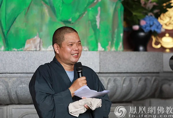 巡讲活动由广西佛教协会副会长、文化教育部部长体如法师主持（图片来源：凤凰网佛教文化 摄影：张满常）