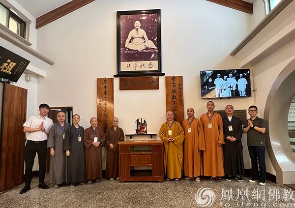 本性法师一行走访汐止弥勒内院,与弥勒内院法成法师于慈航法师生前关房前合影留念。