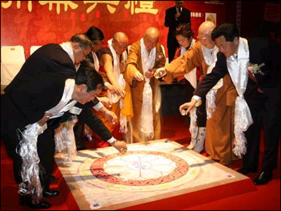 拥抱吉祥—西藏珍宝展西藏绝世珍宝港展出(图)