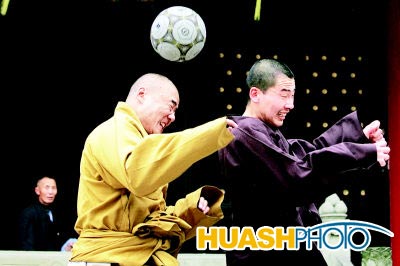 华岩寺首建僧人足球队(图)