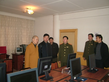 参观佛学院网络信息电教室,领导们指示佛教要为和谐社会作贡献。