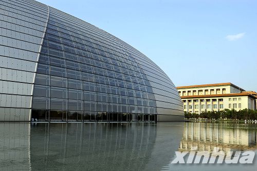 建成时间相差近50年的国家大剧院和人民大会堂,都是北京市的经典建筑